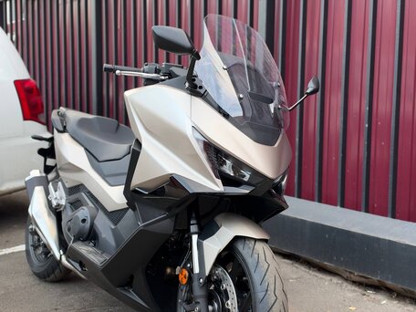 2026 Honda Forza, бежевый, 1600000 рублей, вид 2