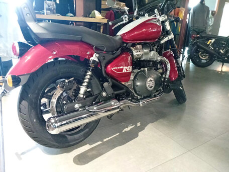 2026 Royal Enfield Super Meteor, красный, 792000 рублей, вид 3