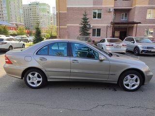 2004 Mercedes-Benz C-Класс 240 II (W203), бежевый, 1250000 рублей, вид 1