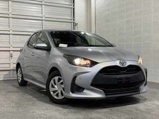 2023 Toyota Yaris IV, серебристый, 846911 рублей, вид 1