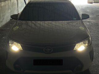 2015 Toyota Camry VII (XV50) Рестайлинг, белый, 2150000 рублей, вид 3