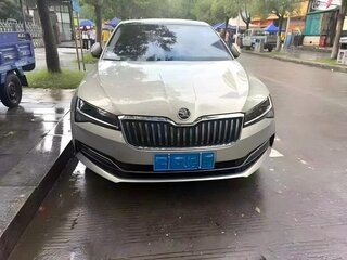 2022 Skoda Superb III Рестайлинг, серебристый, 2090000 рублей, вид 2