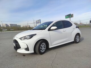 2021 Toyota Yaris IV, белый, 1150000 рублей, вид 1