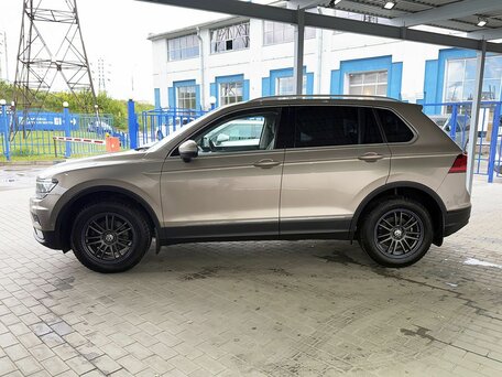 2017 Volkswagen Tiguan II, золотистый, 2075000 рублей, вид 2
