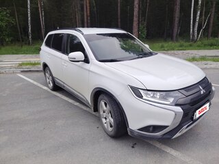 2022 Mitsubishi Outlander III Рестайлинг 3, белый, 2650000 рублей, вид 2
