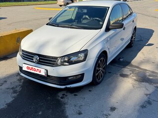 2016 Volkswagen Polo V Рестайлинг, белый, 900000 рублей, вид 1