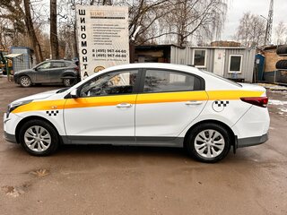 2020 Kia Rio IV Рестайлинг, белый, 1400000 рублей, вид 4