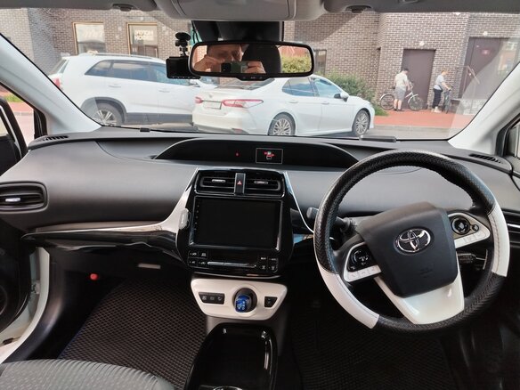 2017 Toyota Prius IV (XW50), белый, 1480000 рублей - вид 5
