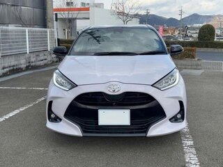 2023 Toyota Yaris IV, белый, 1044000 рублей, вид 2