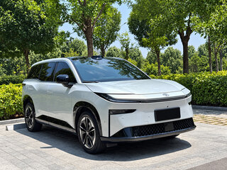 2026 Toyota bZ3X 58.3 kWh, серебристый, 2690000 рублей, вид 4