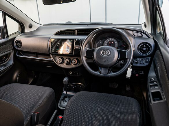 2017 Toyota Vitz III (XP130) Рестайлинг 2, серый, 990000 рублей - вид 5