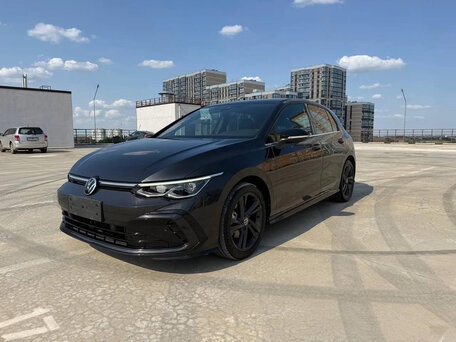 2023 Volkswagen Golf VIII, чёрный, 2150000 рублей, вид 1