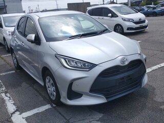 2020 Toyota Yaris IV, серебристый, 1450000 рублей, вид 3