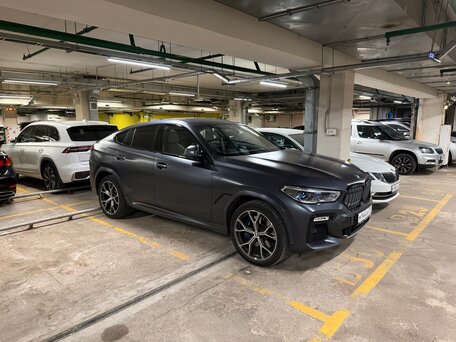 2021 BMW X6 40d III (G06), серый, 8550000 рублей, вид 4
