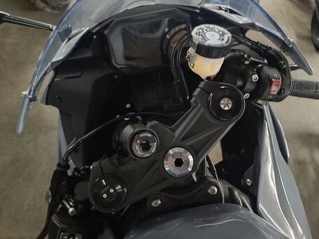 2025 Kawasaki ZX-6R Ninja, серый, 1084637 рублей, вид 4