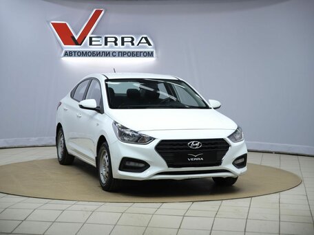 2018 Hyundai Solaris II, белый, 910000 рублей, вид 3
