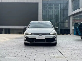 2023 Volkswagen Golf VIII, белый, 1800700 рублей, вид 1