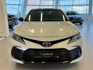 2021 Toyota Camry VIII (XV70) Рестайлинг, белый, 2788000 рублей, вид 3