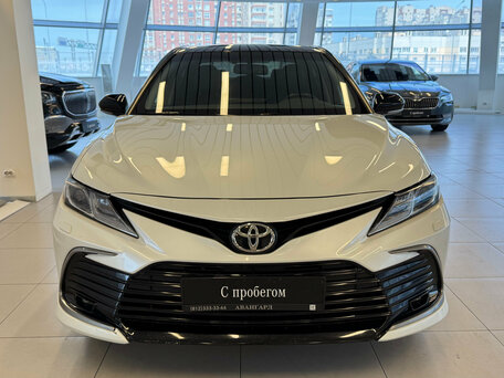 2021 Toyota Camry VIII (XV70) Рестайлинг, белый, 2725000 рублей, вид 3