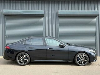 2026 BMW 5 серии 530i xDrive VIII (G60/G61/G68), чёрный, 9900000 рублей, вид 5