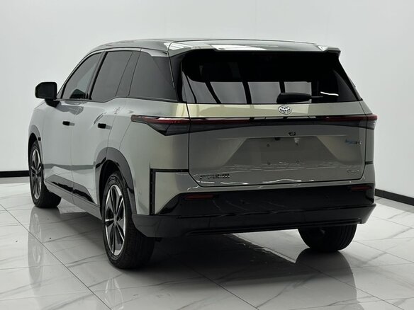 2025 Toyota bZ3X 58.3 kWh, серебристый, 2990000 рублей - вид 3