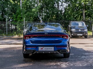 2020 Kia K5 III, синий, 1739000 рублей, вид 4
