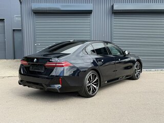 2025 BMW 5 серии 530i xDrive VIII (G60/G61/G68), чёрный, 9790000 рублей, вид 4