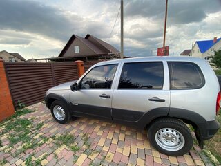 2013 Chevrolet Niva I Рестайлинг, серебристый, 530000 рублей, вид 3