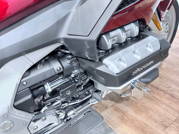 2023 Honda GL 1800 Gold Wing, красный - вид 17