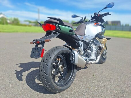 2024 Moto Guzzi V100 Mandello S, зелёный, 1654795 рублей, вид 5