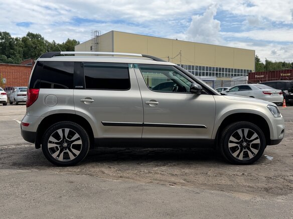 2015 Skoda Yeti I Рестайлинг, серебристый - вид 3