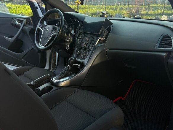 2012 Opel Astra GTC J Рестайлинг, белый, 1200000 рублей - вид 7