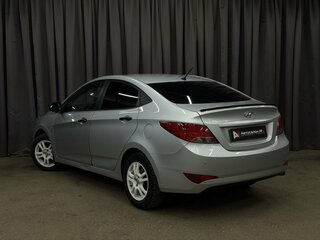 2015 Hyundai Solaris I Рестайлинг, серебристый, 679999 рублей, вид 4