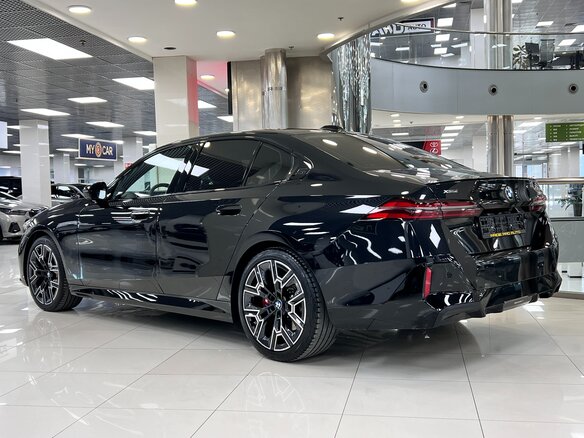 2025 BMW 5 серии 530i xDrive VIII (G60/G61/G68), чёрный, 9300000 рублей - вид 7