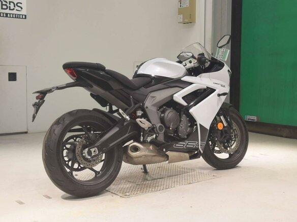 2024 Triumph Daytona 660, белый, 899000 рублей - вид 4