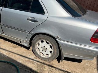 1997 Mercedes-Benz C-Класс 180 I (W202) Рестайлинг, серебристый, 150000 рублей, вид 4