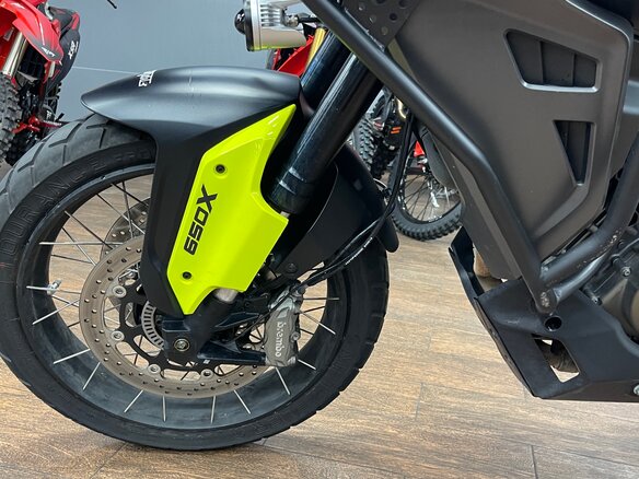 2025 QJMotor SVT 650 X, чёрный, 515000 рублей - вид 12
