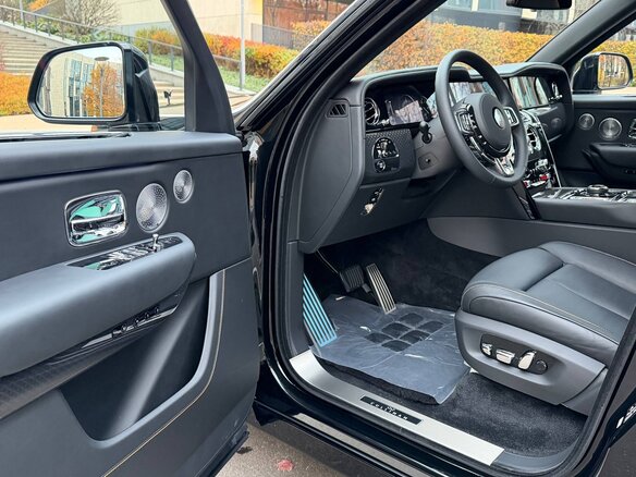 2026 Rolls-Royce Cullinan Black Badge I Рестайлинг (Series II), чёрный, 59850000 рублей - вид 16