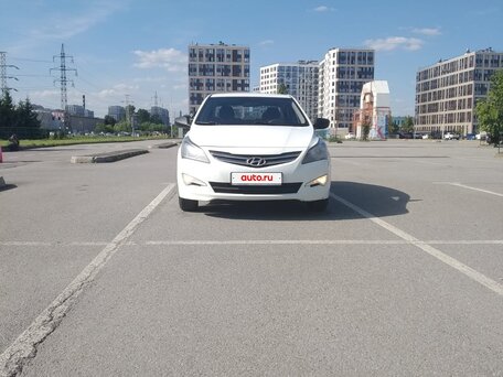 2015 Hyundai Solaris I Рестайлинг, белый, 700000 рублей, вид 3