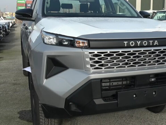 2026 Toyota Hilux IX, серебристый - вид 6