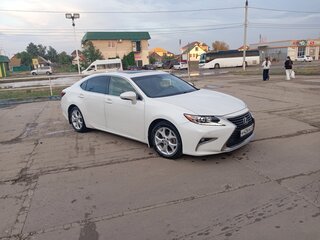 2017 Lexus ES 250 VI Рестайлинг, белый, 2300000 рублей, вид 3