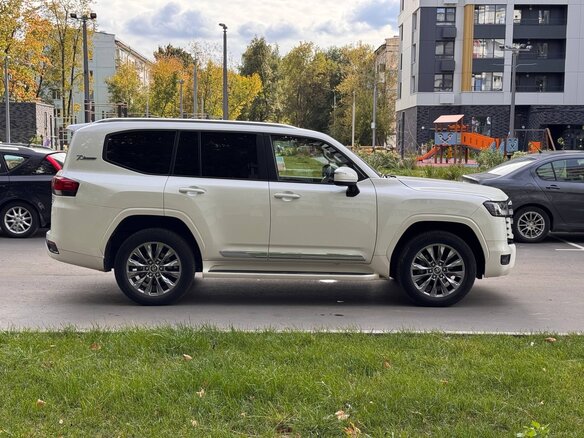 2022 Toyota Land Cruiser 300 Series, белый, 11000000 рублей - вид 3