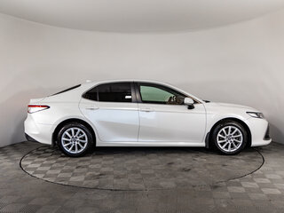 2021 Toyota Camry VIII (XV70) Рестайлинг, белый, 2699000 рублей, вид 4