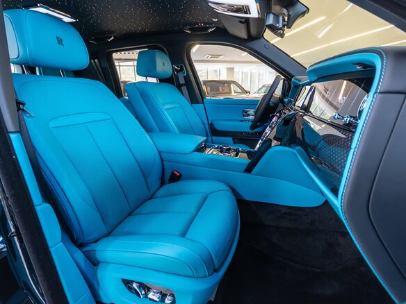 2025 Rolls-Royce Cullinan Black Badge I Рестайлинг (Series II), чёрный, 66500000 рублей - вид 11