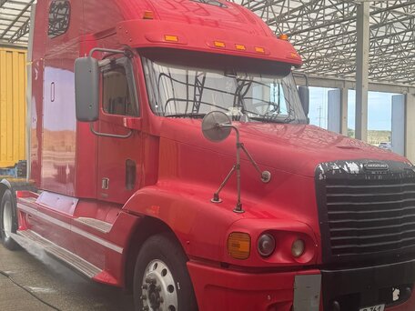 2004 Freightliner Century Class, красный, 3000000 рублей, вид 4