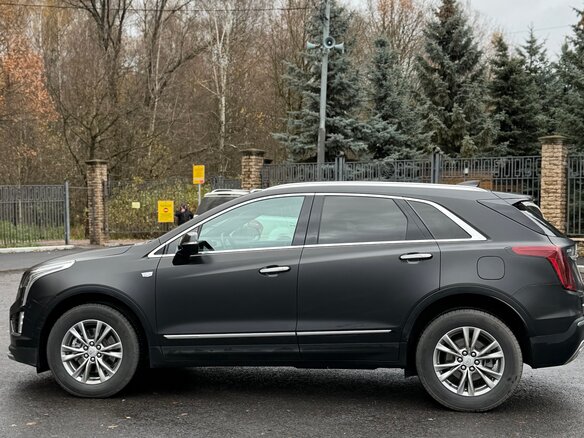 2022 Cadillac XT5 I Рестайлинг, чёрный, 4000000 рублей - вид 3