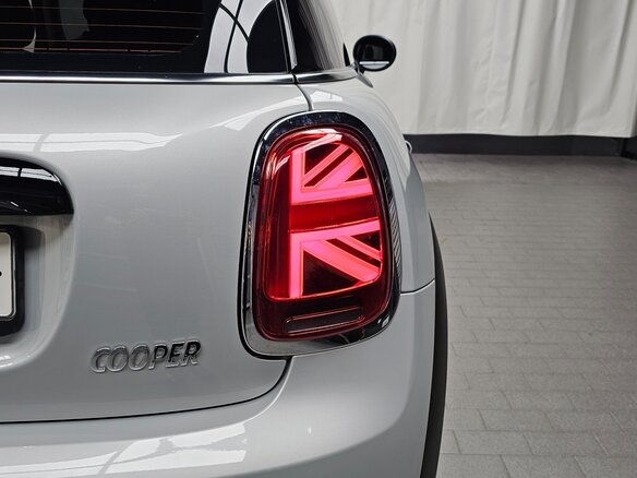 2022 Mini Hatch Cooper III (F55/F56) Рестайлинг 2, белый, 2083000 рублей - вид 15