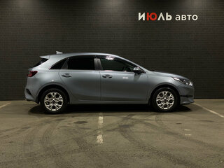 2021 Kia Ceed III Рестайлинг, серебристый, 1300000 рублей, вид 3