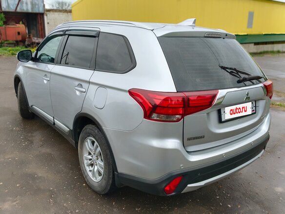 2017 Mitsubishi Outlander III Рестайлинг 2, серебристый, 1760000 рублей - вид 9