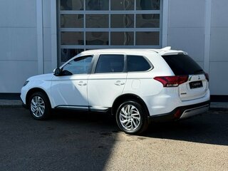 2019 Mitsubishi Outlander III Рестайлинг 3, белый, 2050000 рублей, вид 3